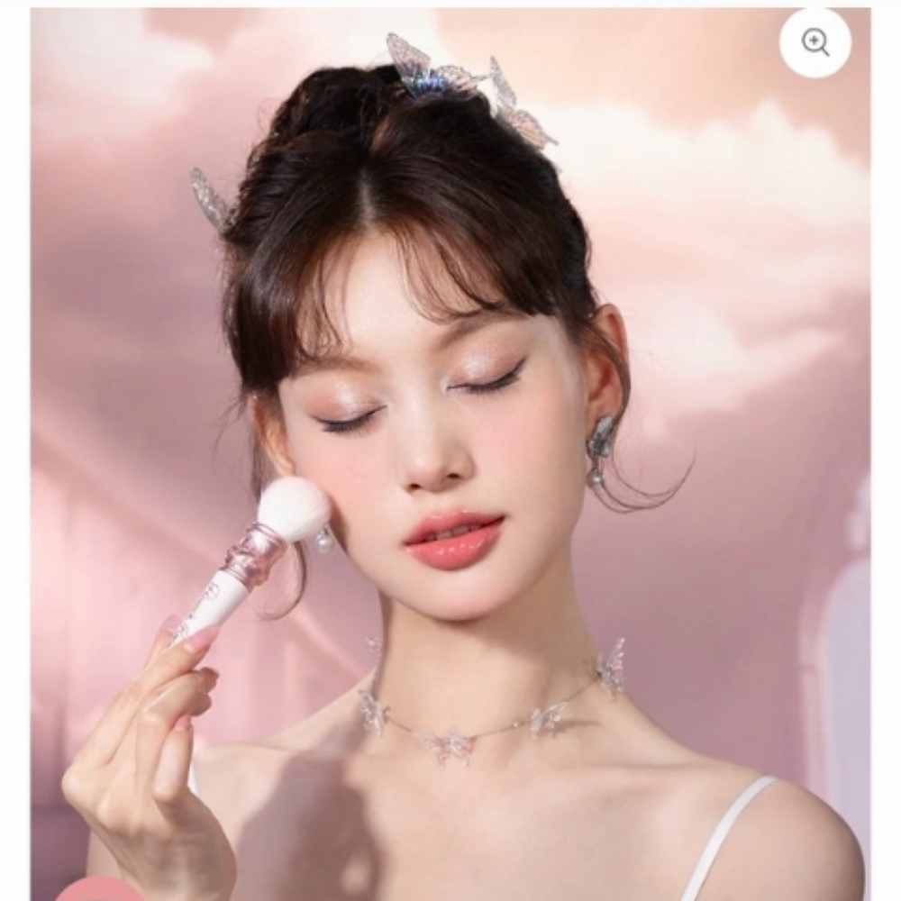 Flower Knows White Vanilla Blush Brush
